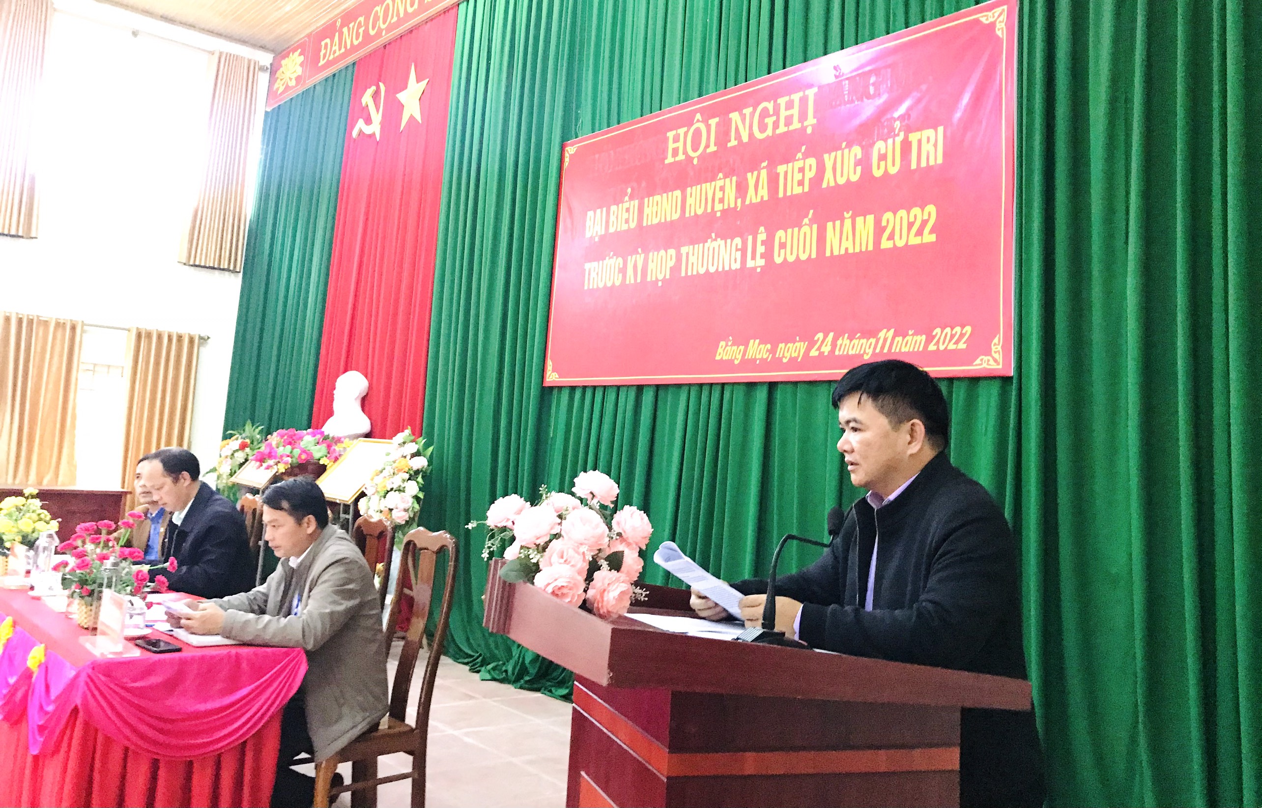 Đồng chí Hoàng Văn Trung, HUV, Bí thư Đảng ủy, chủ tịch UBND xã Bằng Hữu, Đại biểu HDND huyện phát biểu
