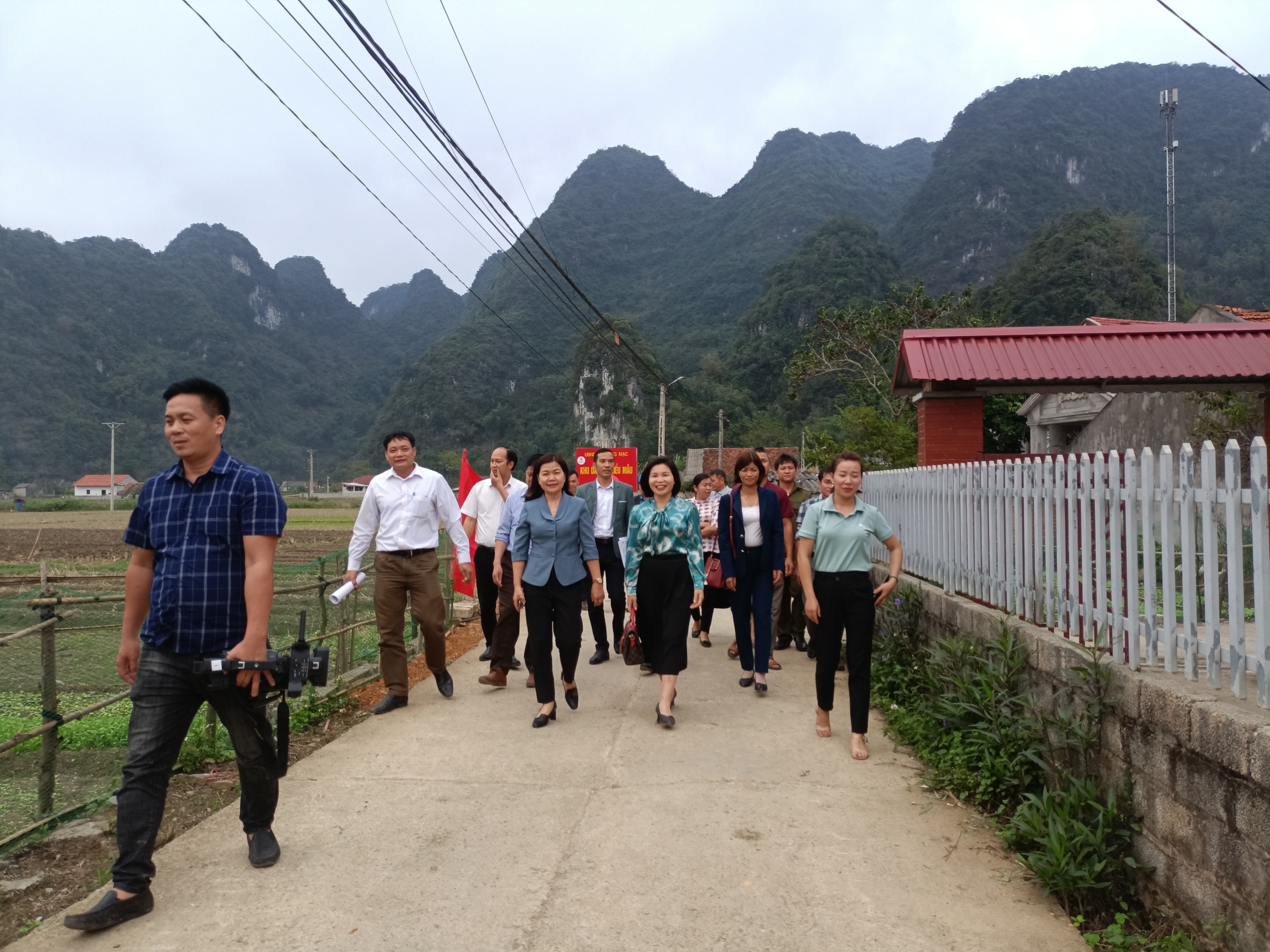 Đoàn thẩm định làm việc tại thôn Đồng Chùa về công tác xây dựng khu dân cư kiểu mẫu