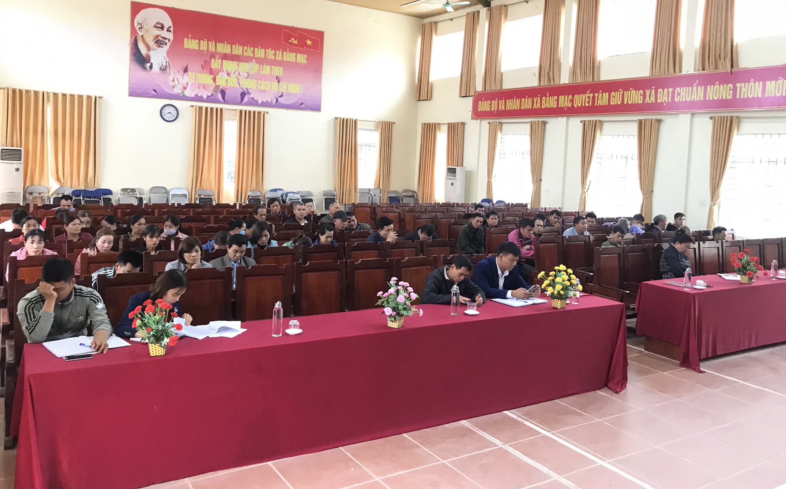 Cử tri là đại diện 08 thôn trên địa bàn xã Bằng Mạc tại hội nghị tại nhà Văn hóa xã.
