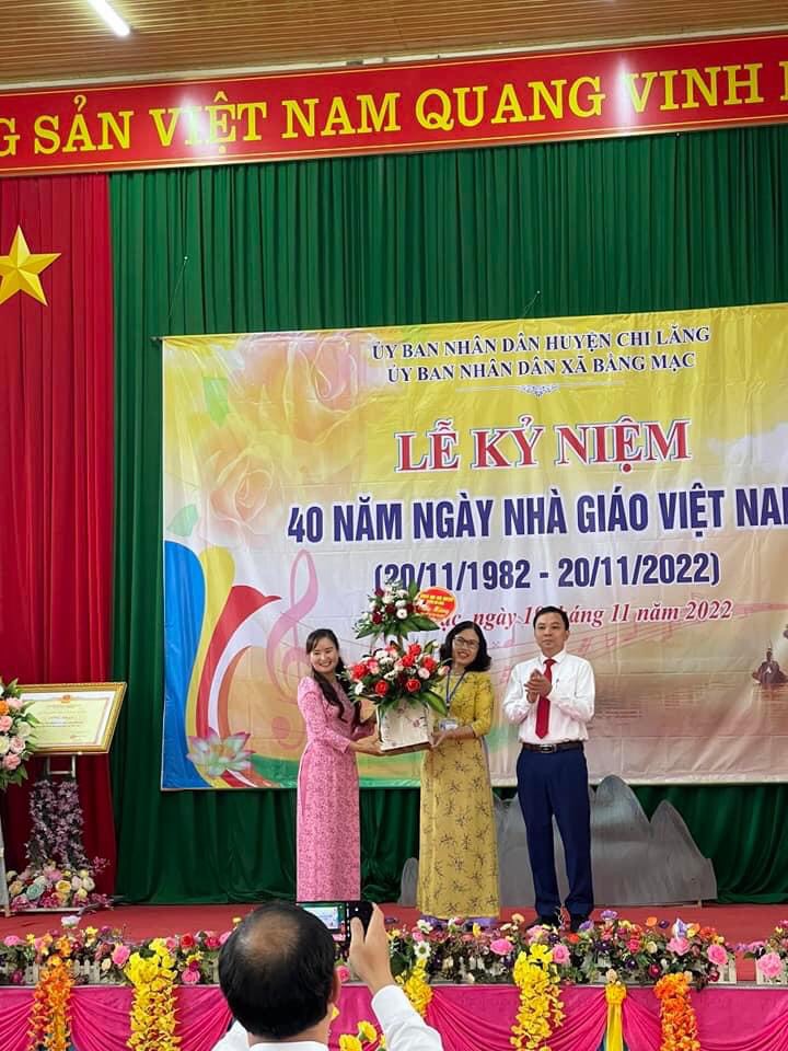 Đ/C Nghiêm Xuân Thành - Chánh Văn Phòng, HĐND và UBND huyện Chi Lăng tặng hoa chúc mừng Hiệu trưởng nhà trường