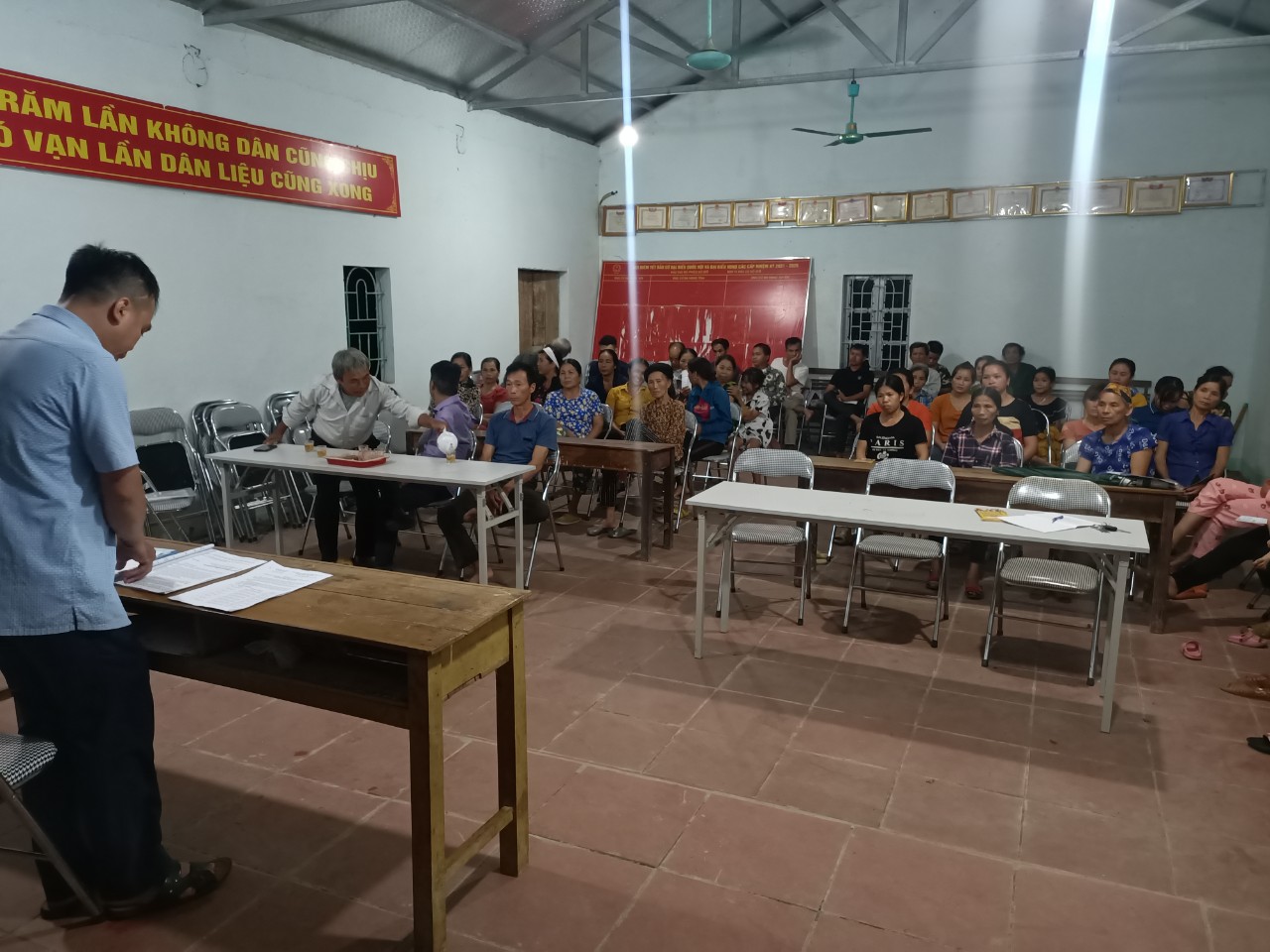 Công chức văn hóa - xã hội xã Bằng Mạc thực hiện tuyên truyền về Bảo hiểm y tế hộ gia đình và bảo hiểm xã hội tự nguyện tại thôn Nà Pe