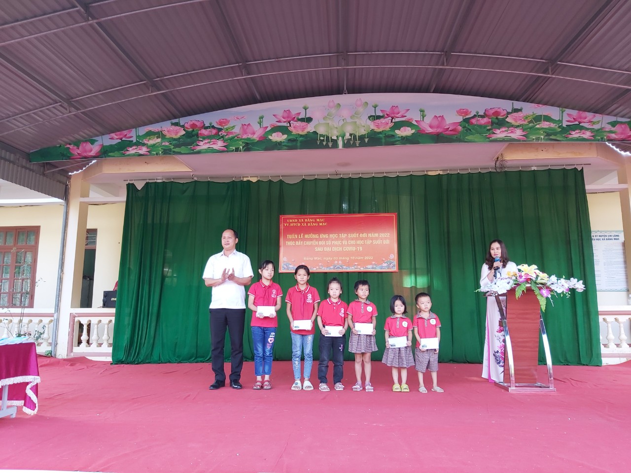Lãnh đạo Đảng ủy xã Bằng Mạc tặng quà cho học sinh