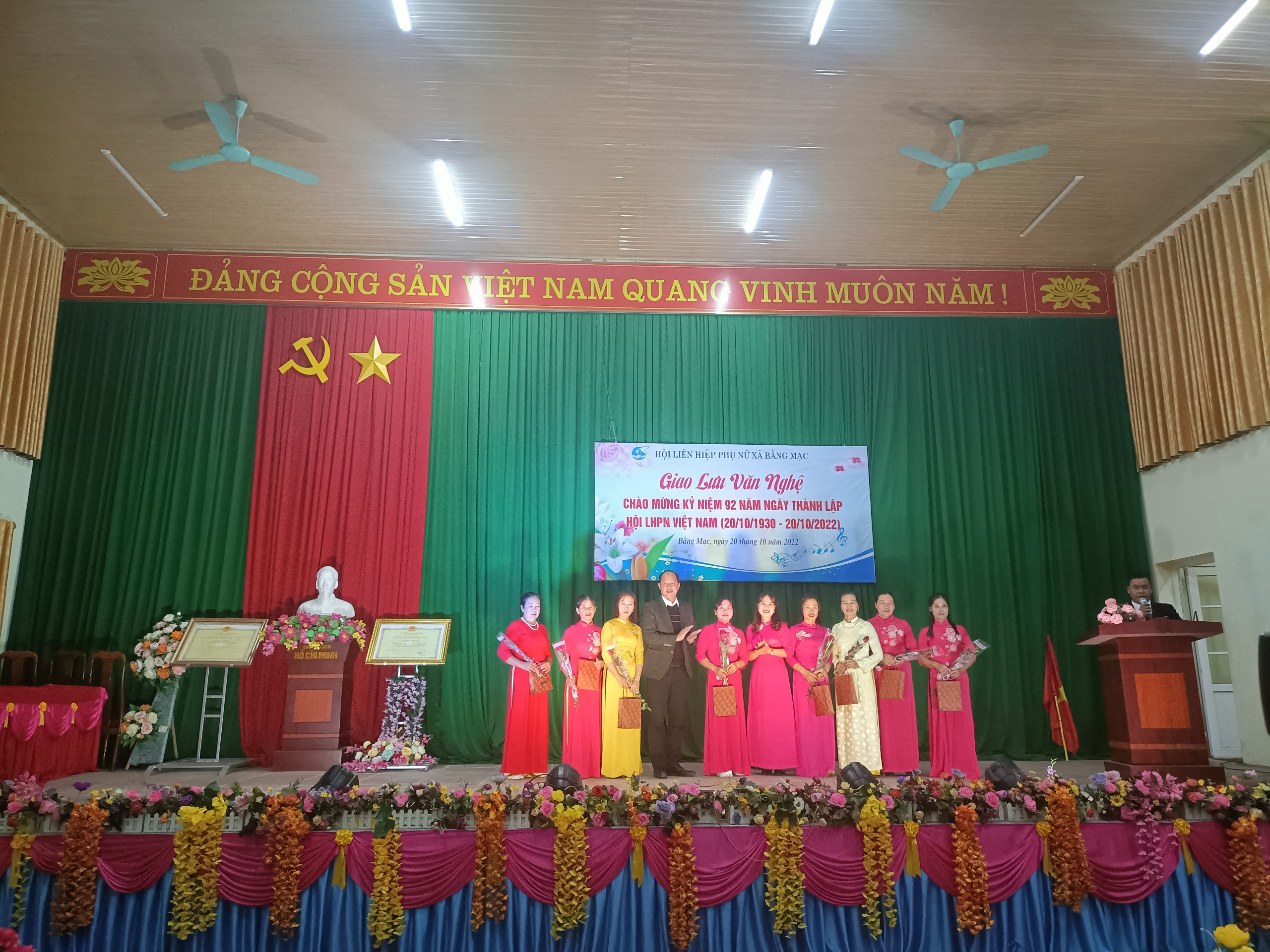 Đồng chí Vi Văn Đạo - Bí thư Đảng ủy xã tặng hoa chúc mừng cho đại diện các trưởng đoàn tham gia văn nghệ