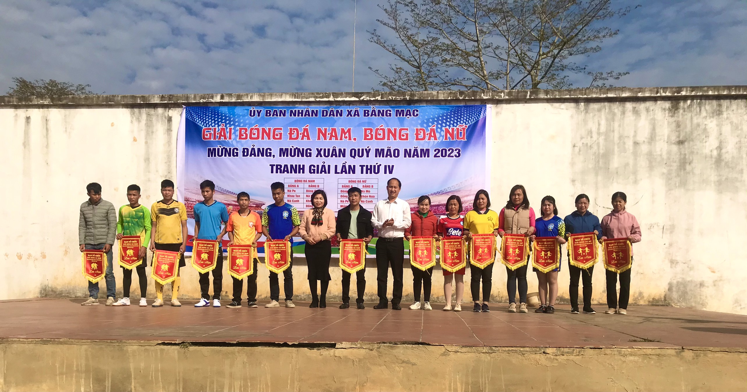 Lãnh đạo Đảng ủy, UBND trao cờ lưu niệm cho 14 đội bóng nam nữ