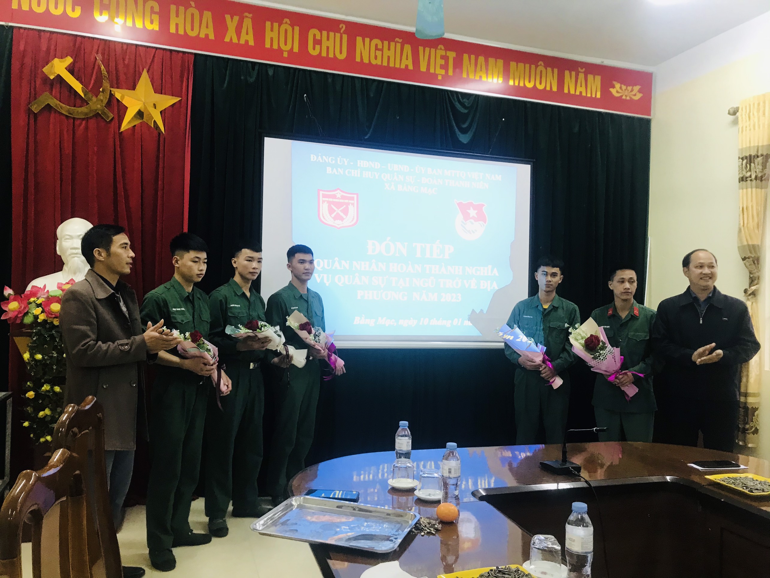 Lãnh đạo Đảng ủy, UBND tặng hoa chúc mừng các d/c quân nhân trở về địa phương
