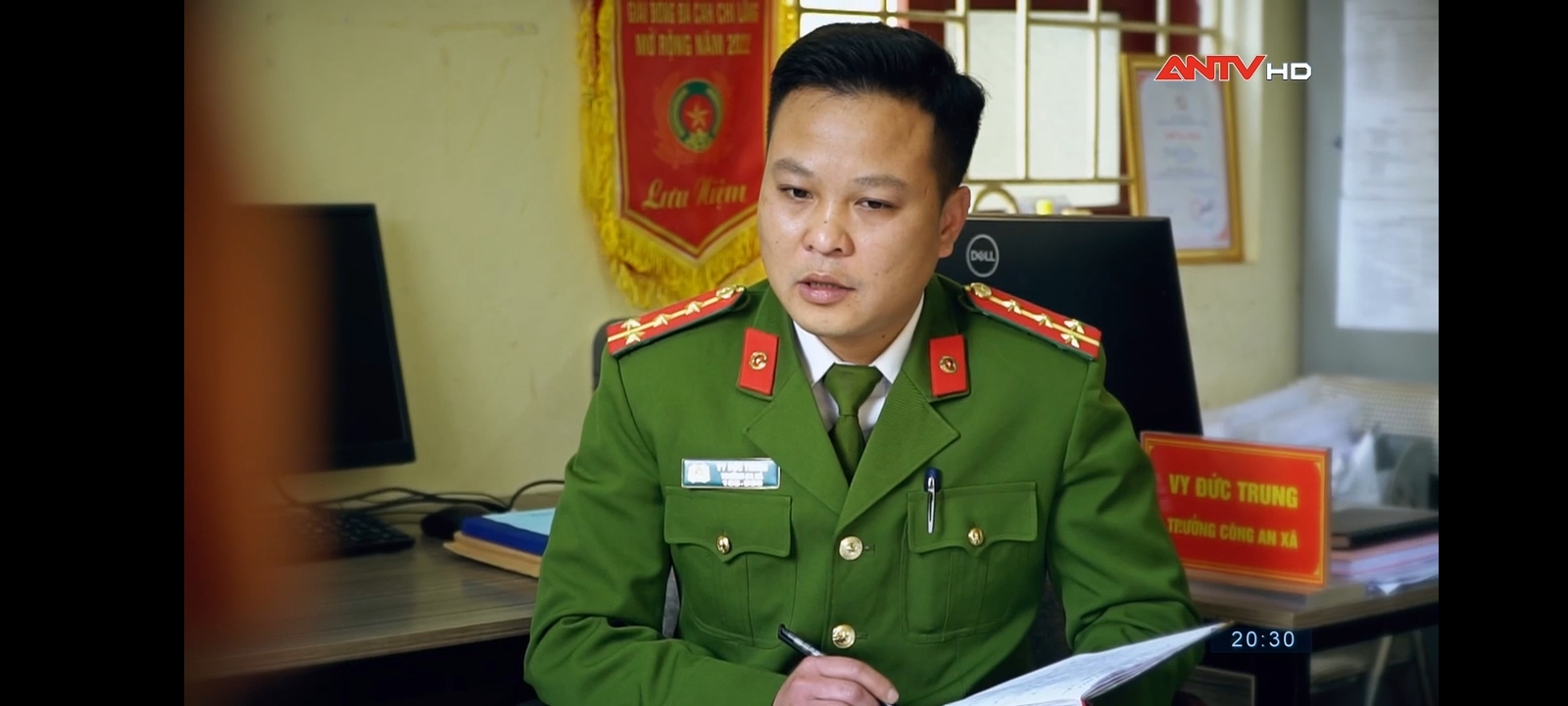 Đại úy Vy Đức Trung triển khai kế hoạch công việc công an xã Bằng Mạc