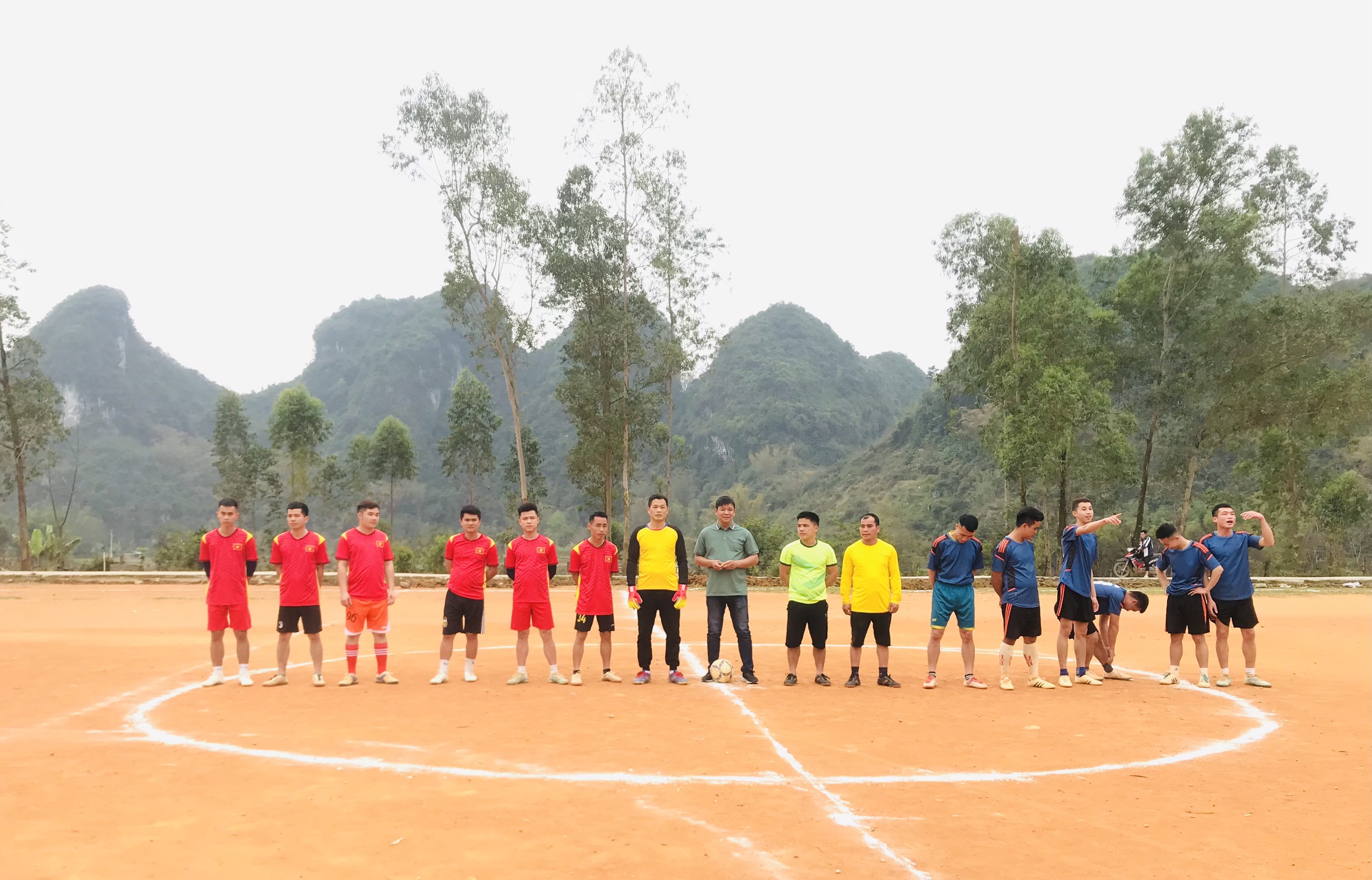 Đội bóng đá nam tập luyện trong buổi giao hữu với đội bóng xã Bằng Hữu ngày 23/02/2023