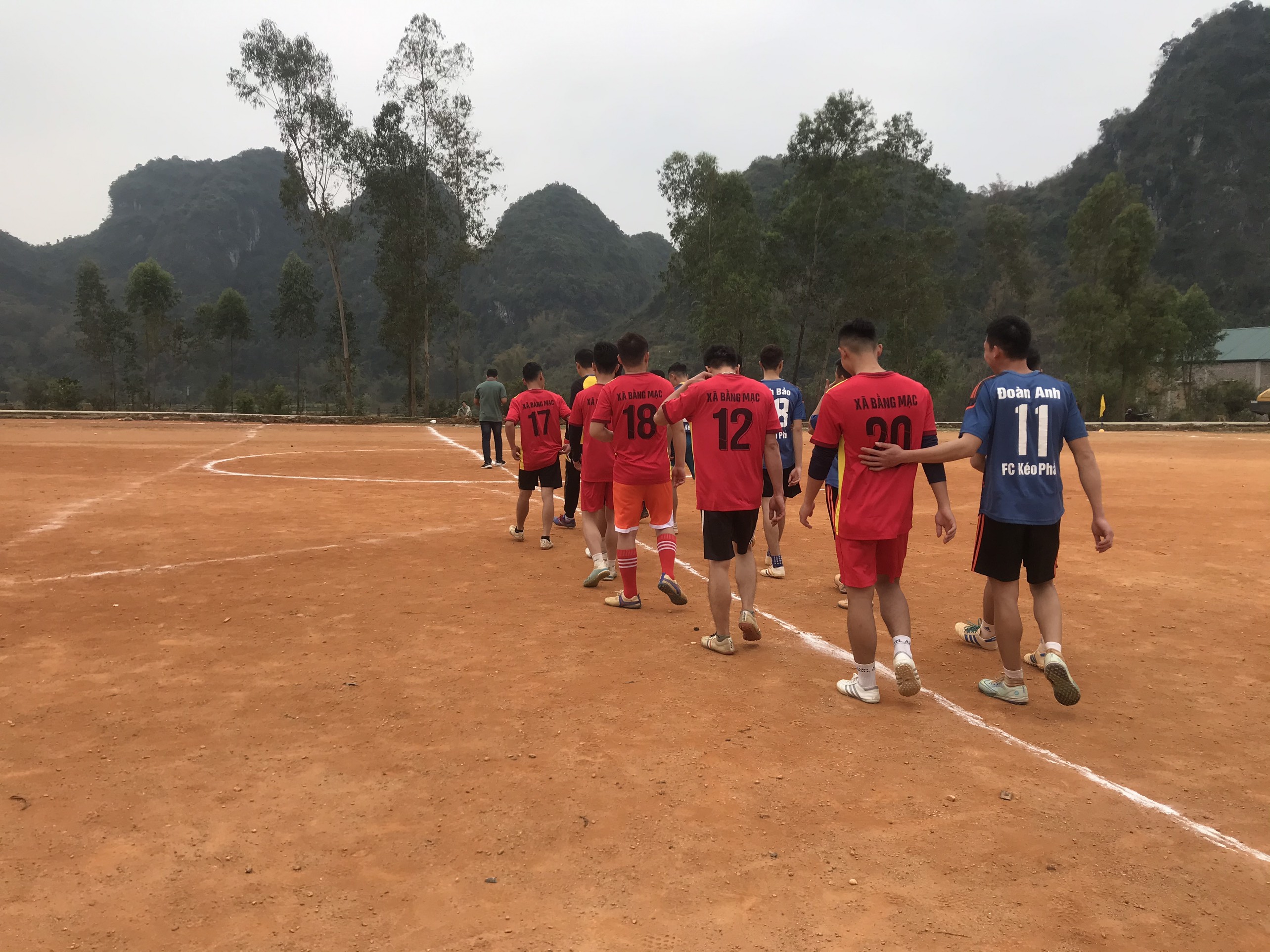 Đội bóng chia thành 2 đội tiến hành luyện tập trong các buổi đá giao hữu các xã lân cận