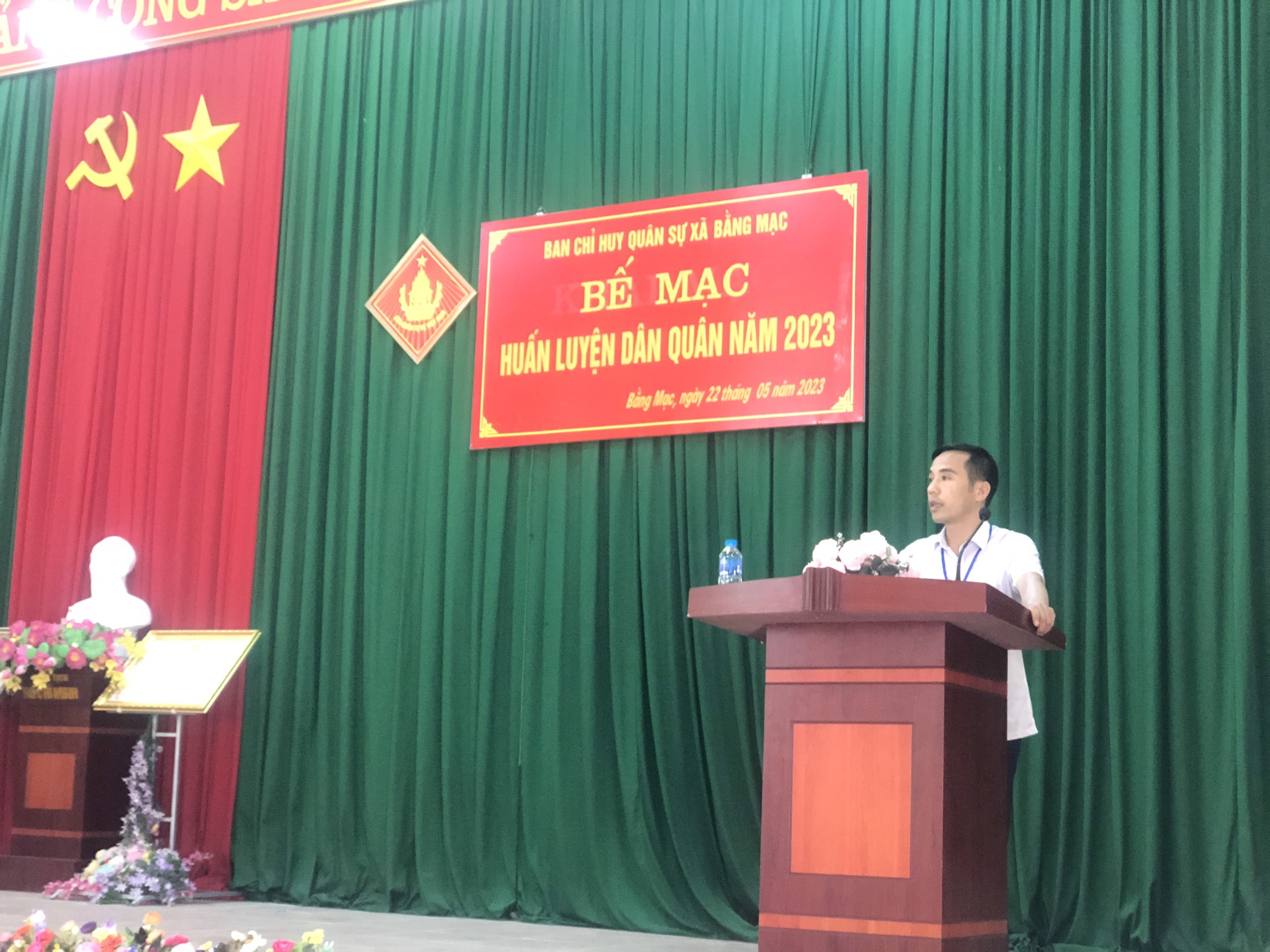 Đồng chí Hoàng Tiến Đoan - Phó bí thư Đảng ủy; Chủ tịch UBND xã phát biểu trong buổi lễ Bế mạc dân quân 2023