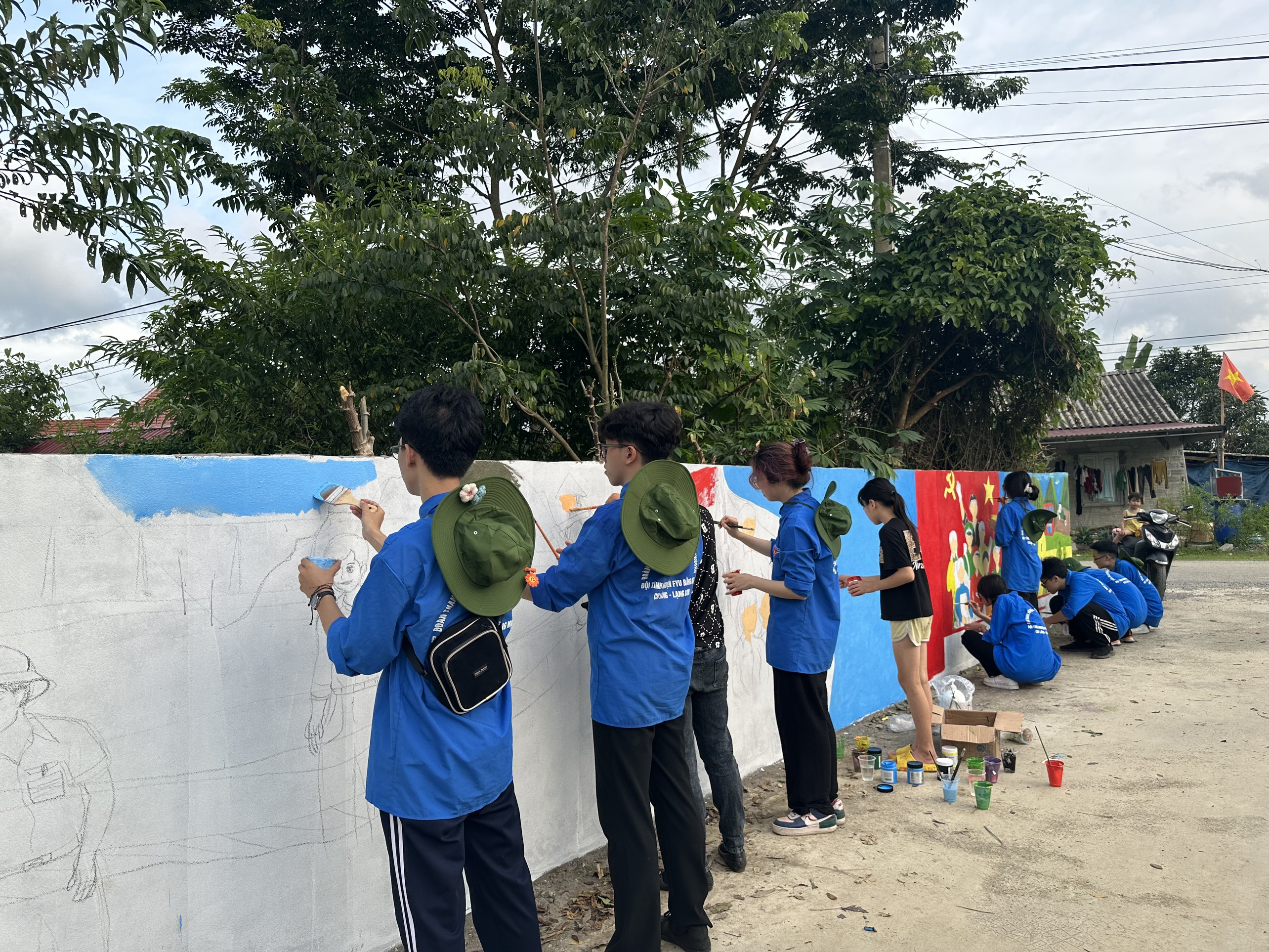 Tuổi trẻ Bằng Mạc tham gia vẽ tranh tường chung tay xây dựng nông thôn mới nâng cao